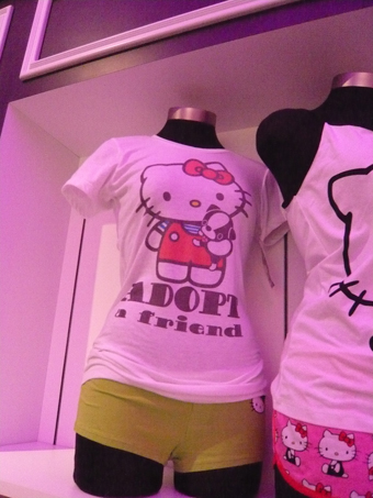 Illustration for article titled Hello Kitty & Random Celebs Get Catty At Sanrio Luxe Store Opening